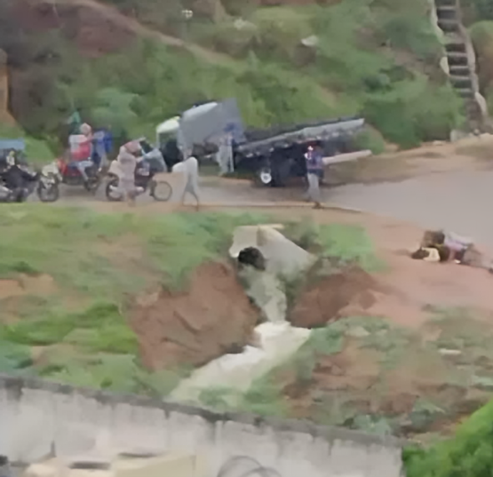 Caminhão desgovernado cai em ribanceira na cidade de Jaguaquara.