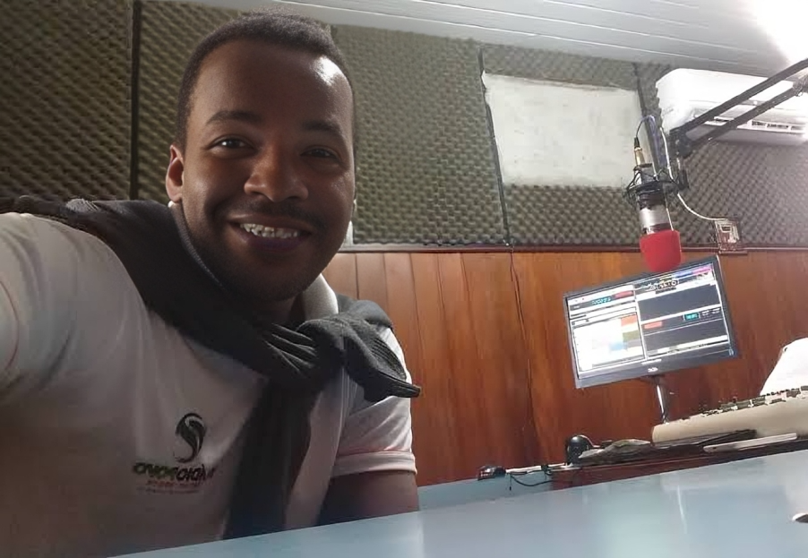 Fabiano ancorava o Jornal Primeira Página na Rádio Povo de Poções.